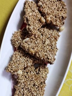 मूंगफली तिल चिक्की (Mungfali til chikki recipe in hindi) रेसिपी मुख्य फोटो