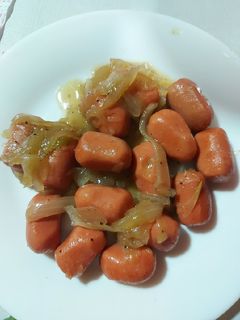 Una foto de Salchichas con cebolla