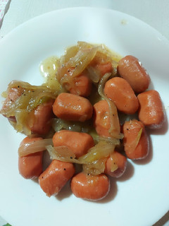 Una foto de Salchichas con cebolla