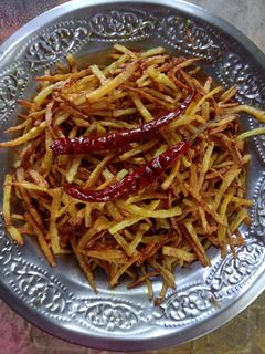 ঝুরি আলু ভাজা(jhuri aloo bhaja recipe in Bengali) রেসিপির প্রধান ছবি