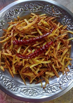 ঝুরি আলু ভাজা(jhuri aloo bhaja recipe in Bengali) রেসিপির প্রধান ছবি