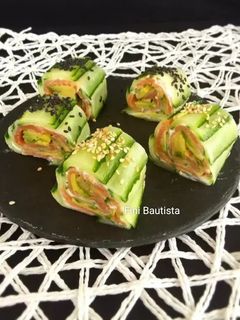 Una foto de Sushi de pepino holandés y salmón ahumado