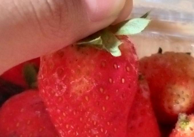 Langkah Mudah untuk Menyiapkan Stawberry milk wafer simple yang Bisa Manjain Lidah