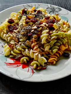Una foto de Pasta con pasas, chía y pipas