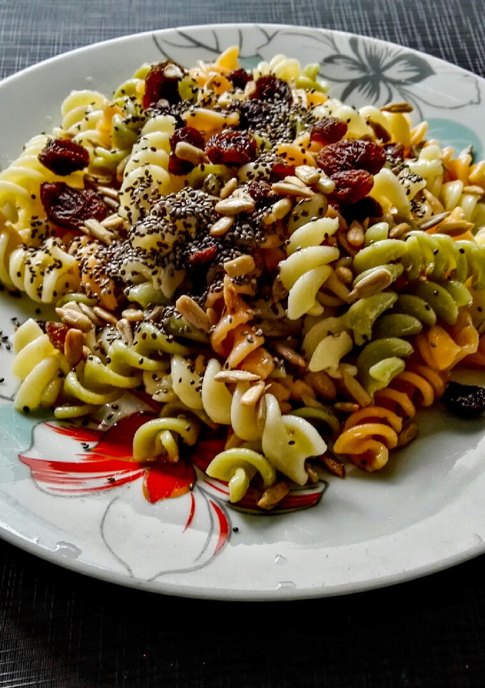 Una foto de Pasta con pasas, chía y pipas