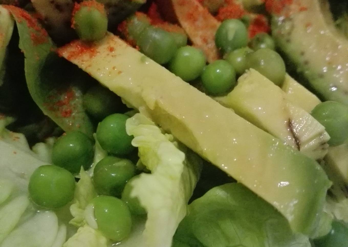 Ensalada de aguacate y guisantes con vinagreta de leche de coco