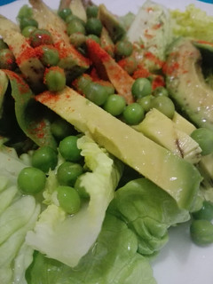 Una foto de Ensalada de aguacate y guisantes con vinagreta de leche de coco