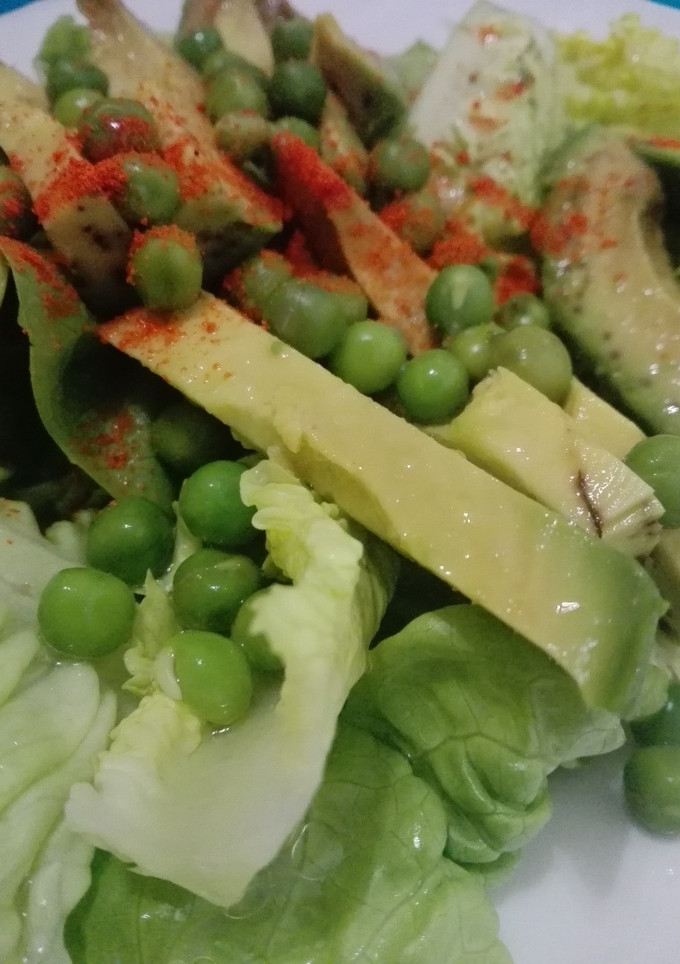Una foto de Ensalada de aguacate y guisantes con vinagreta de leche de coco