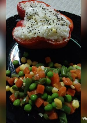 Una foto de Pimiento relleno y ensalada.