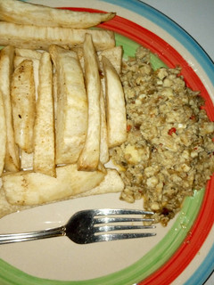 A picture of Fried yam and egg sauce.