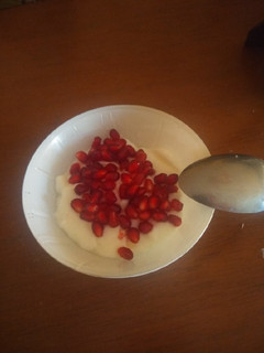 Una foto de Mousse de yogur con granada