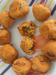 வெஜிடபிள் மேகி போண்டா (Vegetable maggie bonda recipe in tamil) செய்முறை முக்கிய புகைப்படம்