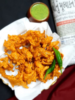 ઓનીયન પકોડા (Onion Pakoda Recipe In Gujarati) રેસીપી મુખ્ય ફોટો