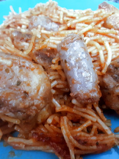 Una foto de Fideos con costilla y salchichas