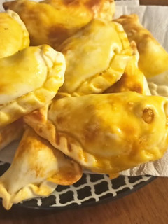 Una foto de Empanadas de mejillones y camarones