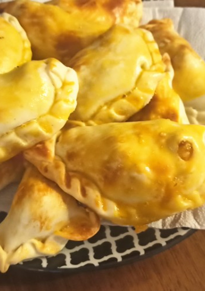 Una foto de Empanadas de mejillones y camarones