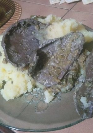 Una foto de Lo que te reventas el finde (hígado) con puré de papas