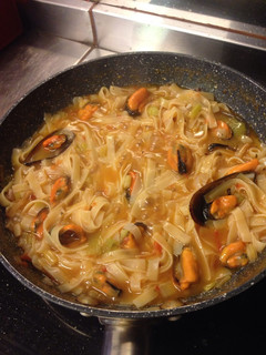 Una foto de Noodles con mejillones y ajos tiernos