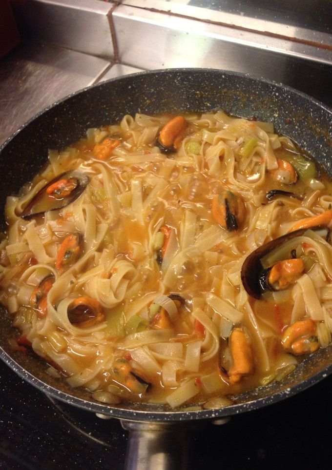 Una foto de Noodles con mejillones y ajos tiernos