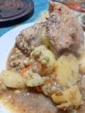 Pollo a la olla con papas de fin de mes