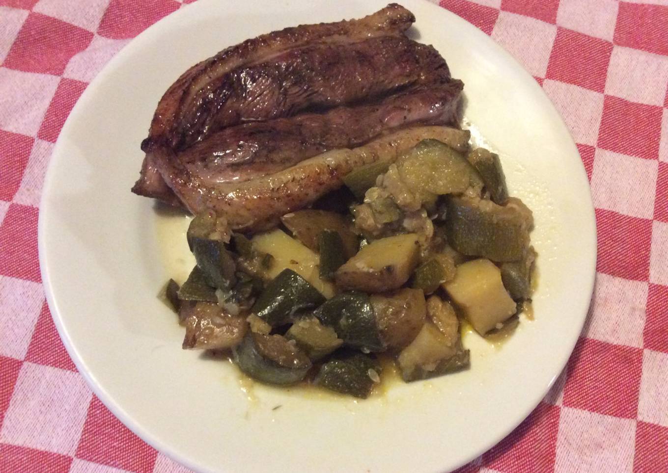 Escalope de magret de canard et compotée de courgettes et pommes de terre nouvelles