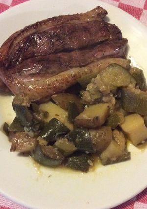 Une photo de Escalope de magret de canard et compotée de courgettes et pommes de terre nouvelles