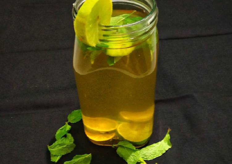 Simple Way to Prepare Speedy Green Tea Detox Water