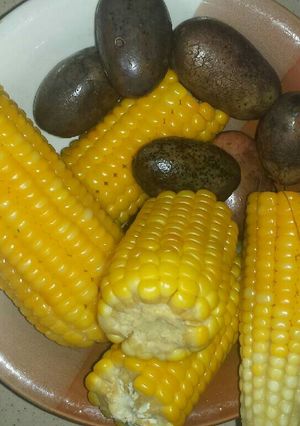 A picture of Boiled maize and pear.