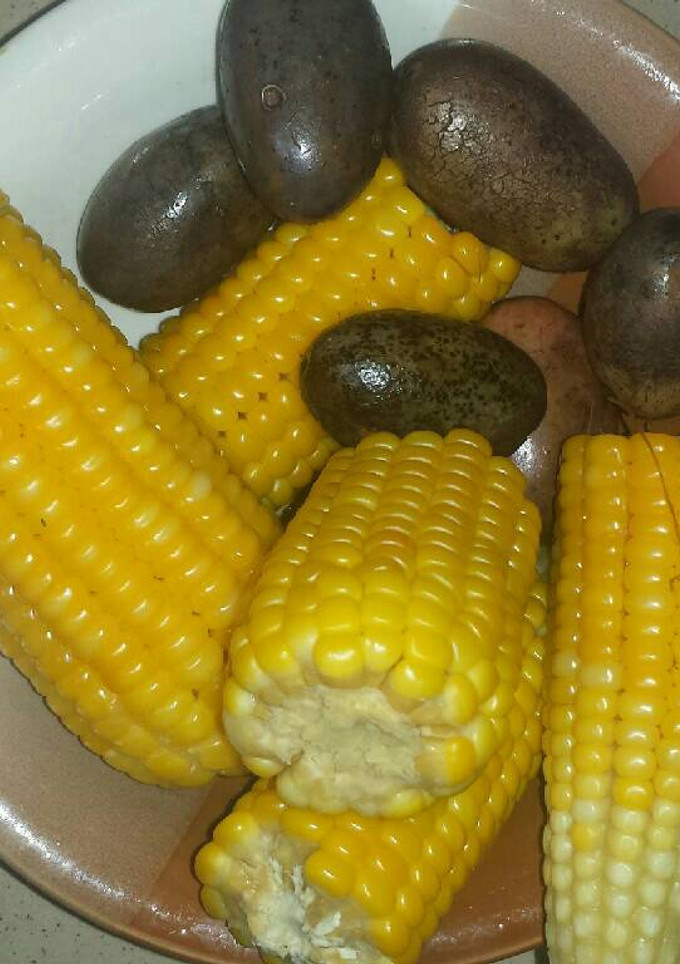 A picture of Boiled maize and pear.