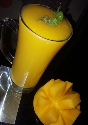 A picture of Mango and pineapple drinks.