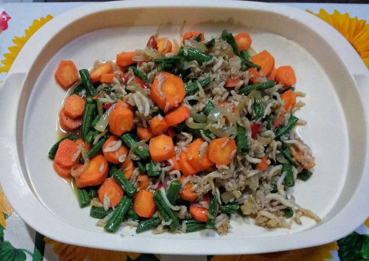 Tumis teri nasi warna-warni (wortel, kacang panjang)