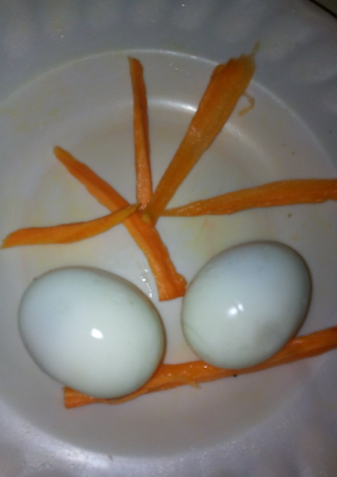 A picture of Hard boiled eggs.