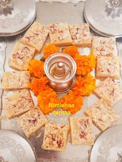 केसरिया मावा बर्फी (kesariya mawa barfi recipe in Hindi) रेसिपी मुख्य फोटो