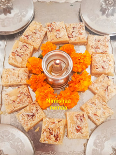 केसरिया मावा बर्फी (kesariya mawa barfi recipe in Hindi) रेसिपी मुख्य फोटो