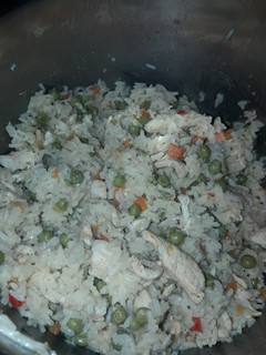 Una foto de Arroz con pollo y verduras