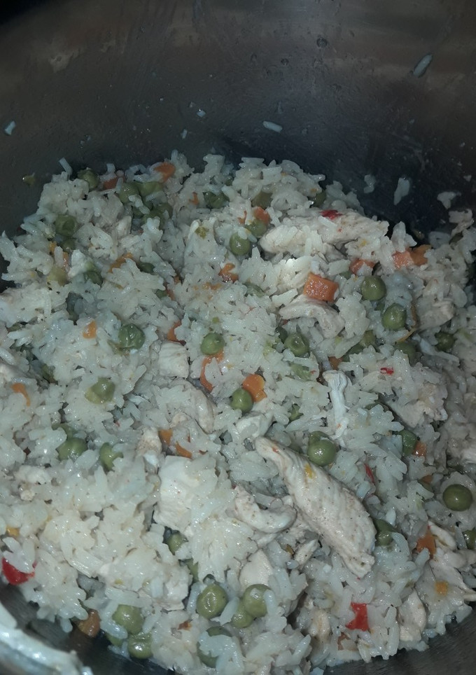 Una foto de Arroz con pollo y verduras
