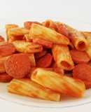 Fideos con salsa de tomate y salchichas