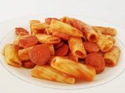 Una foto de salchichas en salsa para niños