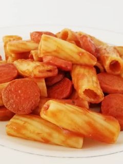 Una foto de Fideos con salsa de tomate y salchichas