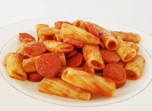 Una foto de Fideos con salsa de tomate y salchichas
