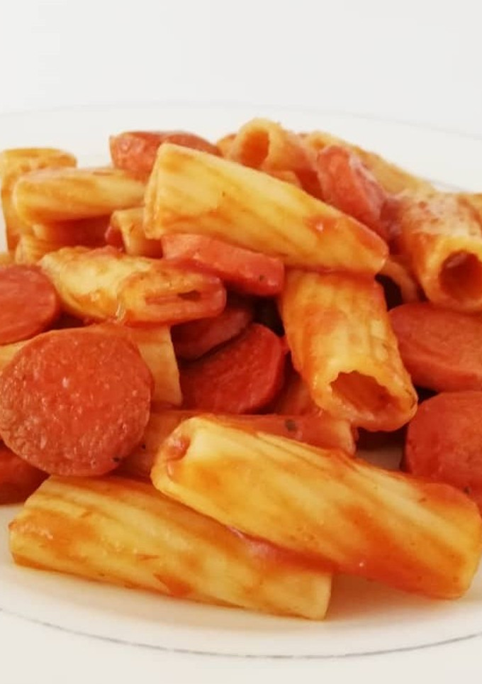 Una foto de Fideos con salsa de tomate y salchichas