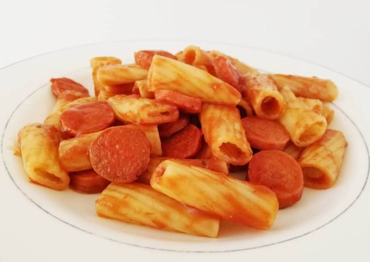 fideos-con-salsa-de-tomate-y-salchichas-foto-principal.jpg
