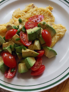 Una foto de Huevo con aguacate y tomates uva