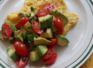 Una foto de Huevo con aguacate y tomates uva