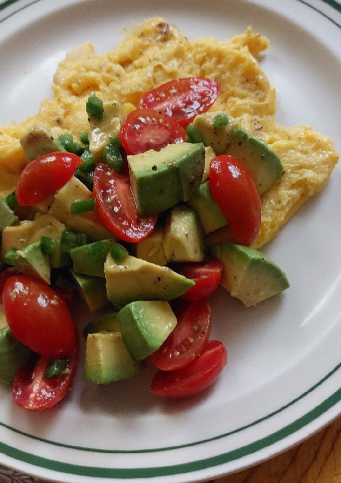 Una foto de Huevo con aguacate y tomates uva
