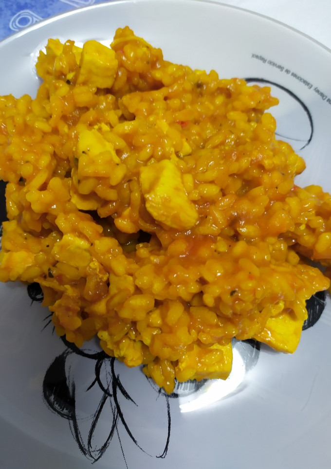 Una foto de Paella con pechuga de pollo
