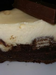 Una foto de Brownie-cheesecake con kit-kat
