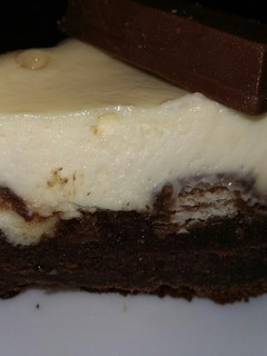 Una foto de Brownie-cheesecake con kit-kat
