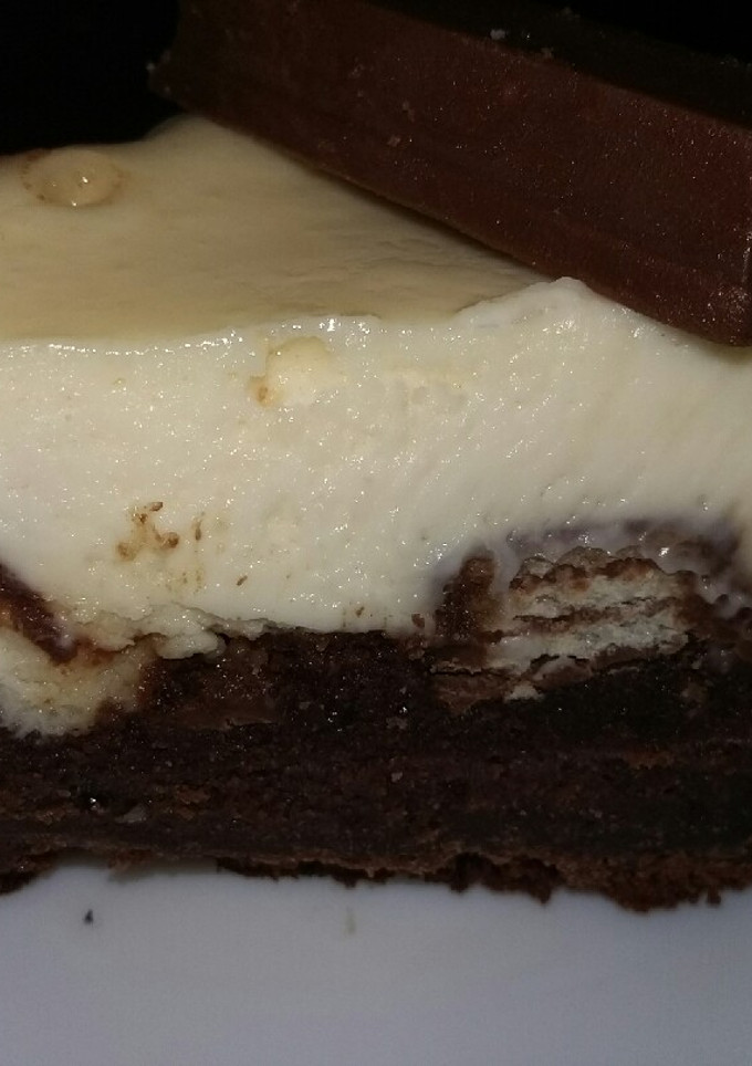Una foto de Brownie-cheesecake con kit-kat