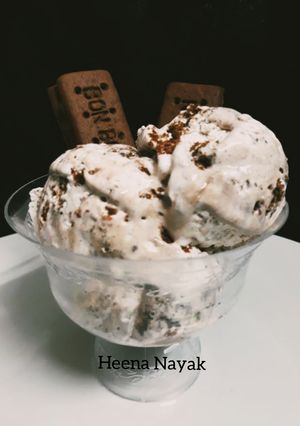 કુકીઝ એન્ડ ક્રીમ આઈસ્ક્રીમ (Cookies & cream ice cream recipe in gujarati) રેસીપી મુખ્ય ફોટો